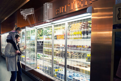 Mann mit Kind auf seinen Schultern im Supermarkt vor einem Kühlregal mit X-Rays von Danfoss Produkten