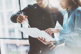 Dokumentation colleageus reviewing