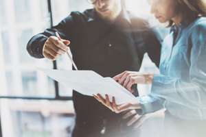 Dokumentation colleageus reviewing