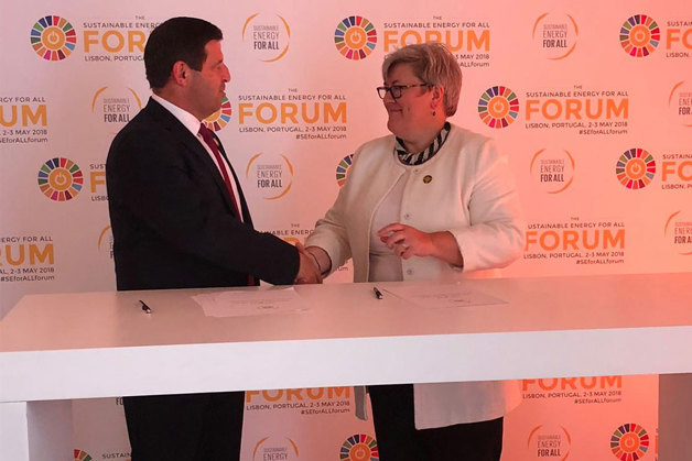 Rachel Kyte, CEO of SEforALL, and Jürgen Fischer, President of Danfoss Cooling, sign the partnership agreement