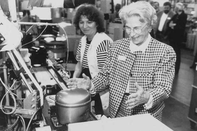 Danfoss Kompressor Produktion mit zwei Damen