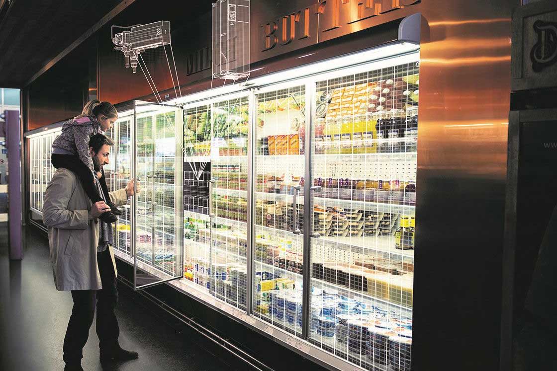Un homme avec un enfant qui fait des courses