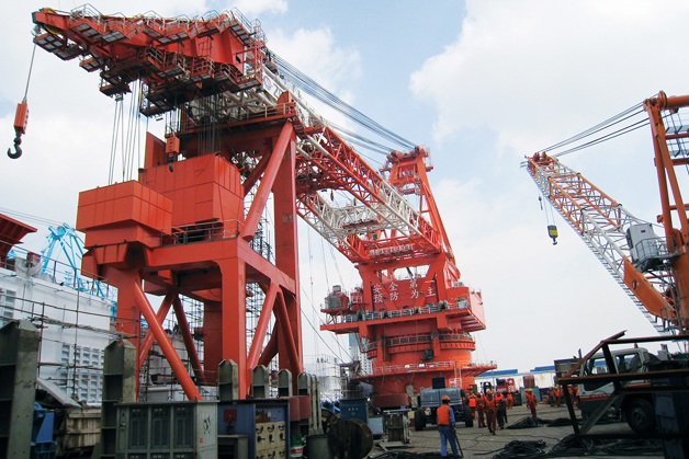 Contrôle d'une grue pivotante de 3 000 t sur un navire chinois de pose de conduites en mer