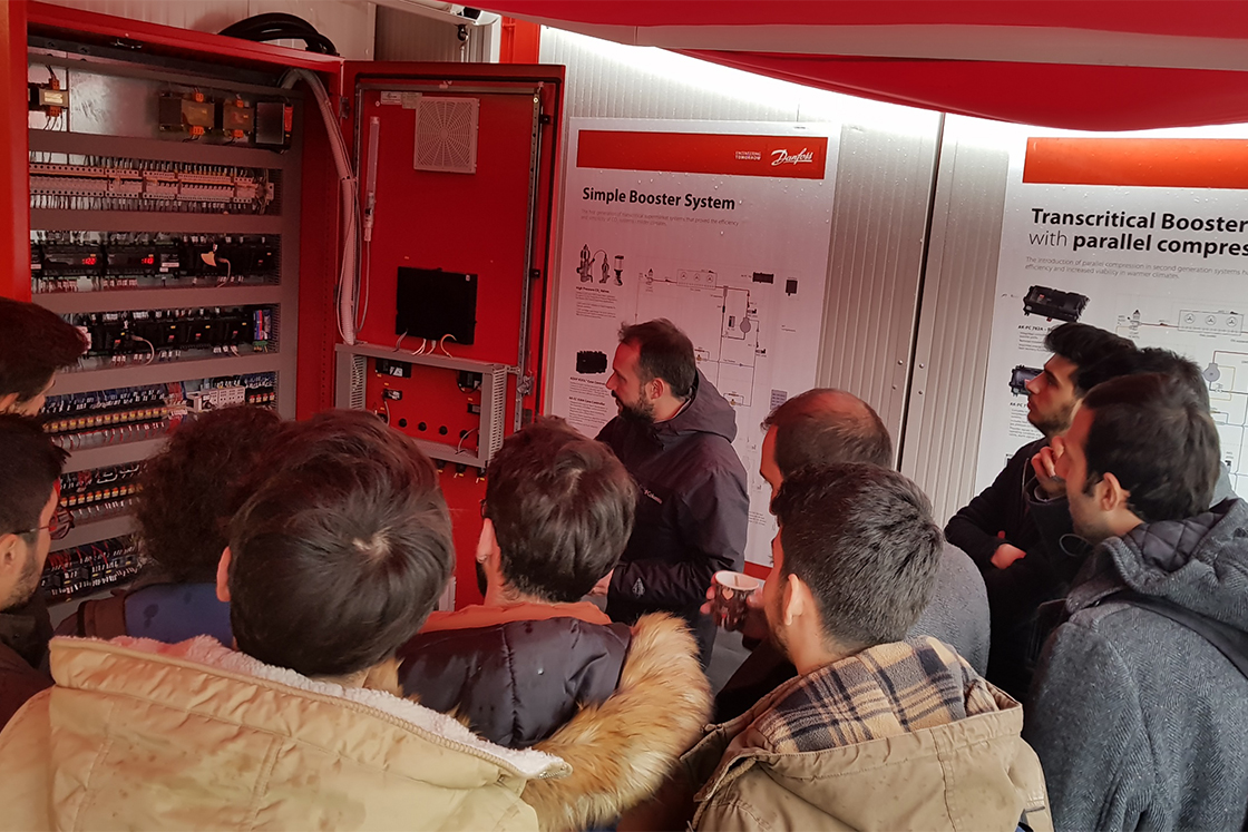 grupa mężczyzn na szkoleniu, oglądają instalację chłodniczą, instalatorzy i hurtownicy