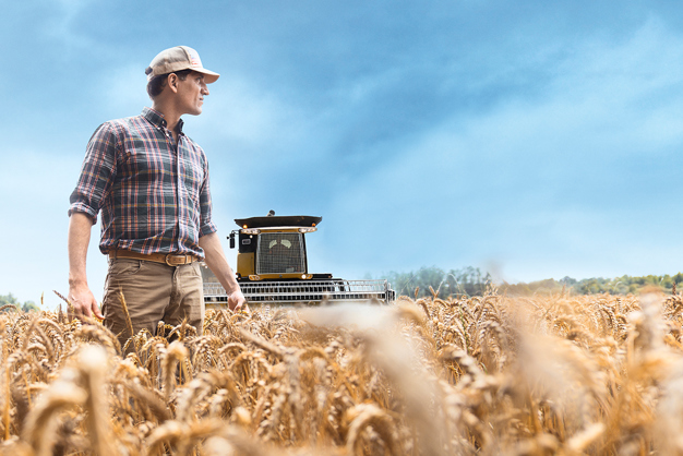 Man in field - from farm to fork I Danfoss