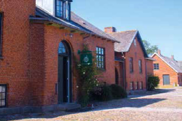 Aarstiderne is located in the old manor Barritskov in eastern Jutland, Denmark.