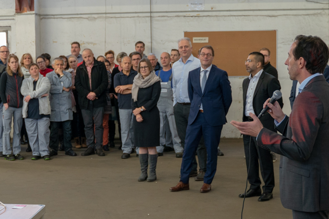 Eric Alstöm presenting Danfoss and Danfoss Power Solutions to our new colleagues