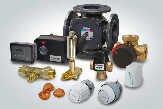 Besucher an Danfoss Messestand