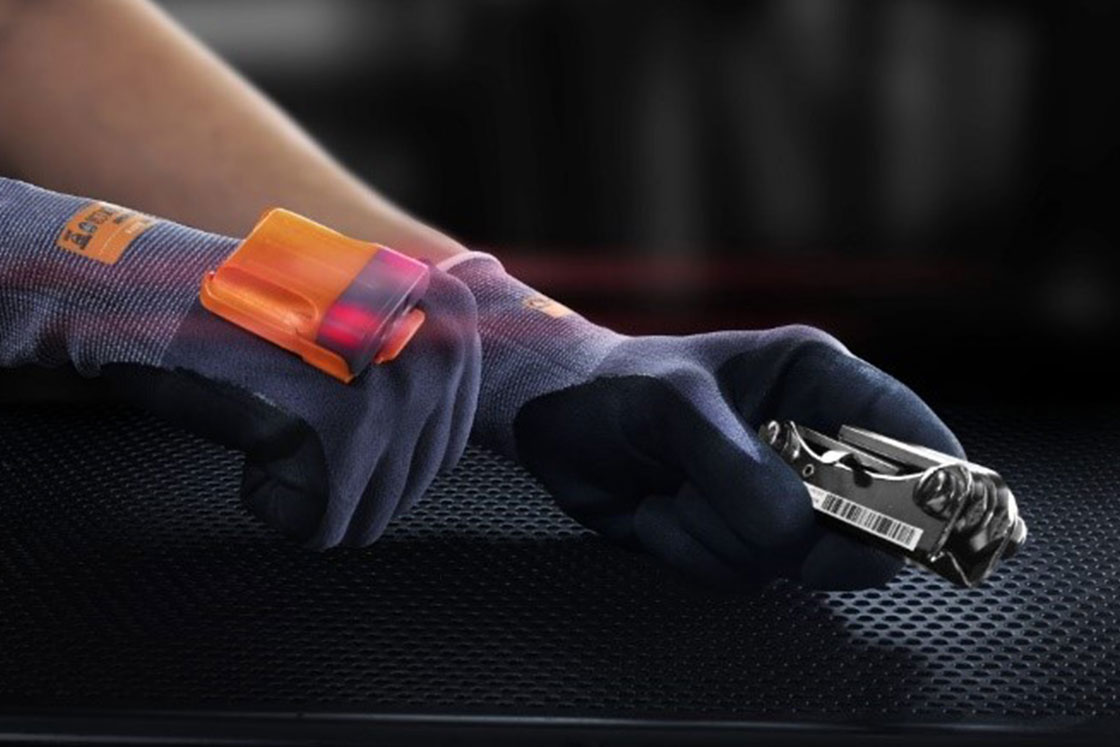 Smart gloves improve working conditions Danfoss