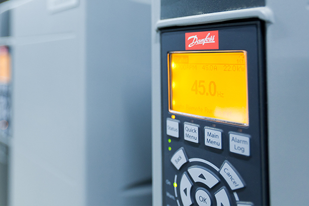 Besturing van elektromotoren met intelligente frequentieregelaarsSteuerung von Elektromotoren mit intelligenten Frequenzumrichtern