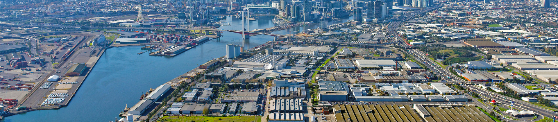 Homem em pé em uma tela virtual, rodeado pelo círculo do iC7 