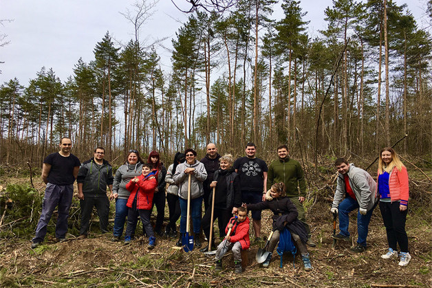 Снимка на група доброволци от Данфосс, които прекараха съботата в залесяване на гора