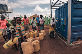 I residenti delle zone rurali del Kenya si riforniscono di acqua potabile da una stazione realizzata da Solar Water Solutions e Danfoss