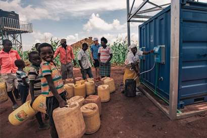 I residenti delle zone rurali del Kenya si riforniscono di acqua potabile da una stazione realizzata da Solar Water Solutions e Danfoss