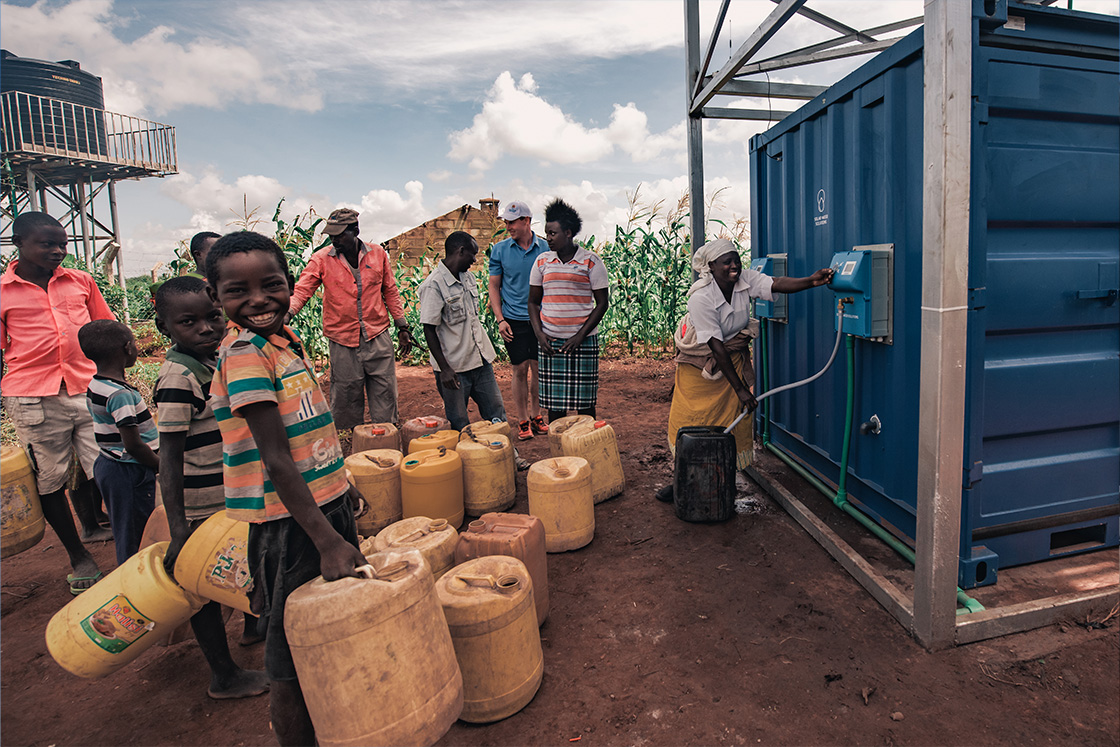 I residenti delle zone rurali del Kenya si riforniscono di acqua potabile da una stazione realizzata da Solar Water Solutions e Danfoss