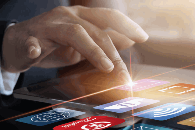 Pessoa usando o MyDrive® Suite em um tablet