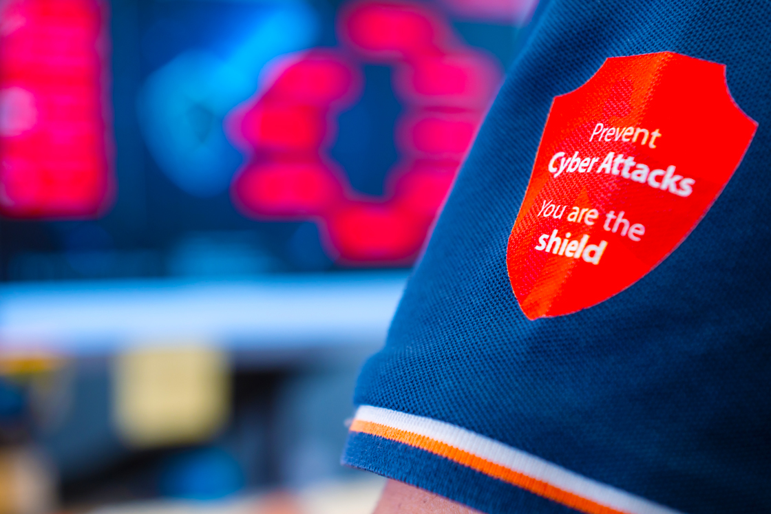 Personne utilisant MyDrive® Suite sur une tablette