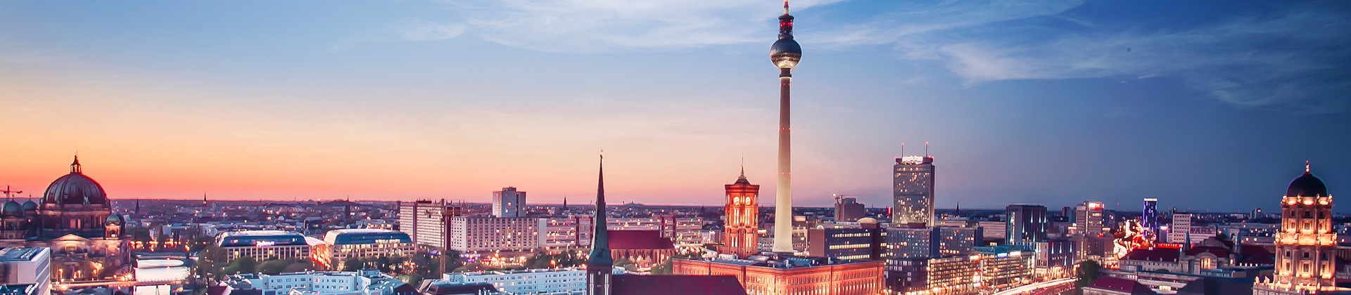 Berliner Skyline mit Fernsehturm in der Abenddämmerung