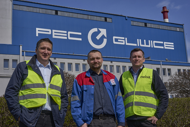 PEC Gliwice 的 Krzysztof Szalinski 和 Marcin Drosdowsky 以及 Neisa 的 Michal Michulec 站在 PEC 大楼前
