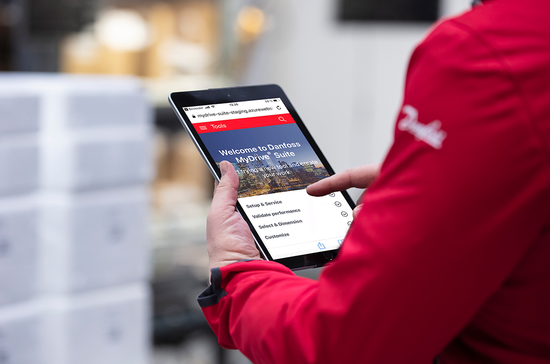 Techniker nutzt ein Tablett zur Fehleranalyse