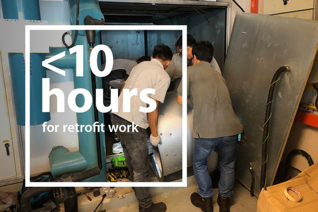 3 uomini installano un ventilatore ZerAx, e il testo "Meno di 10 ore per il lavoro di retrofit"