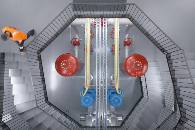 Hanspeter Sommer läuft die Treppe im Pumpwerk Wehrliau in Bern hinunter