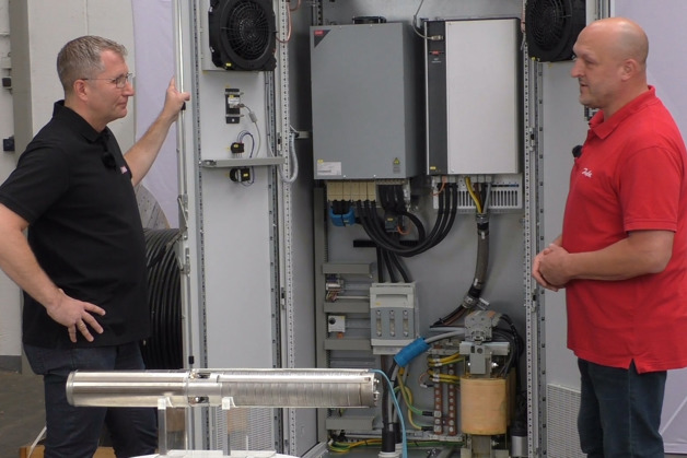 Stefan Denzer, Danfoss Drives, und Max Burger, iwik, zeigen, welche Filterlösung für die 300 m ungeschirmtes Motorkabel zum Einsatz kommt