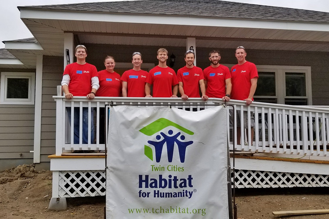 Colleghi di Danfoss che aiutano Habitat for Humanity