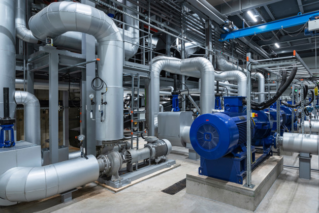 Pompen in een waterzuiveringsinstallatie die frequentieregelaars van Danfoss Drives gebruiken