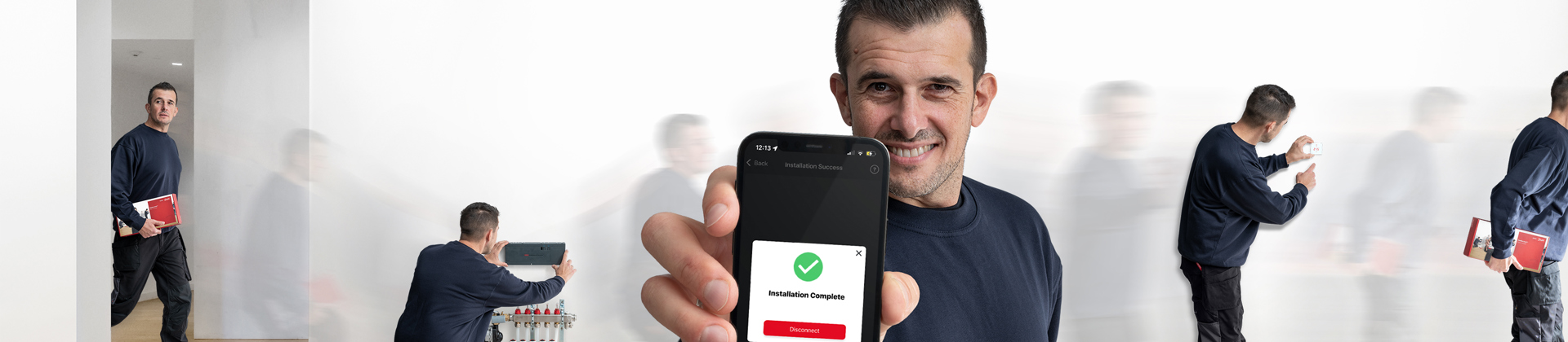 Mężczyzna z powodzeniem instalacji w aplikacji Danfoss Icon2™ i postaci w ruchu instalacji systemu ogrzewania