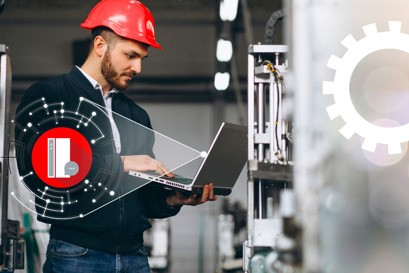 Techniker mit Laptop for teiner Maschine