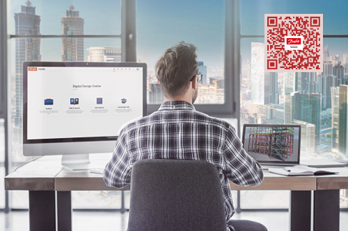 Ein Mann am PC schaffen