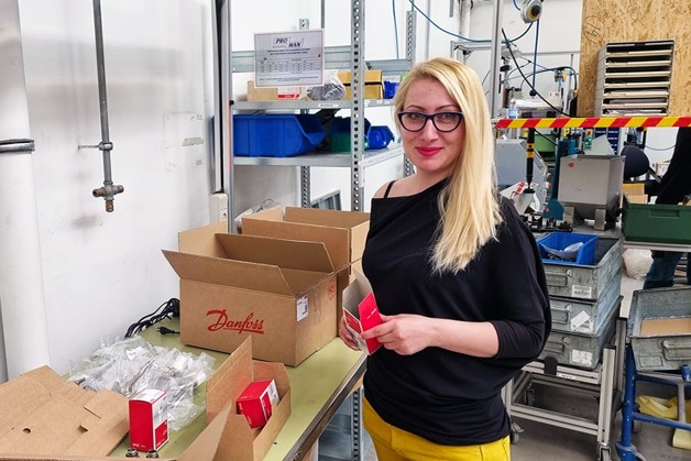 Снимка на инженер Мариана Борисова на работното място