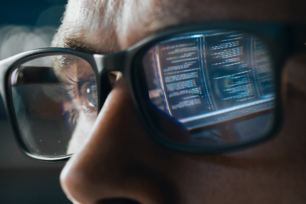 Mies katsoo virtuaalista seinää, jota ympäröi iC7-halovalo