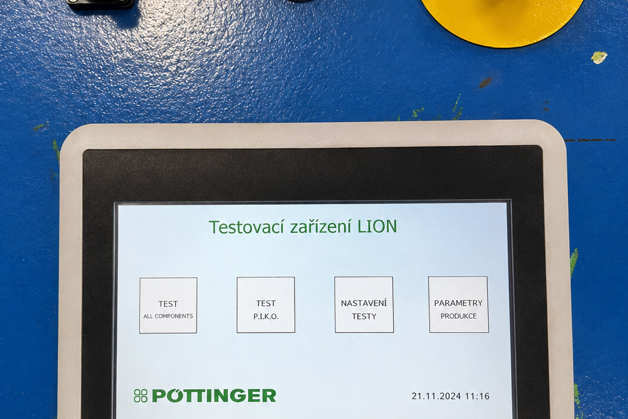 Pohled na HMI – shora rozvaděče s tlačítkem STO a dotykovým displejem