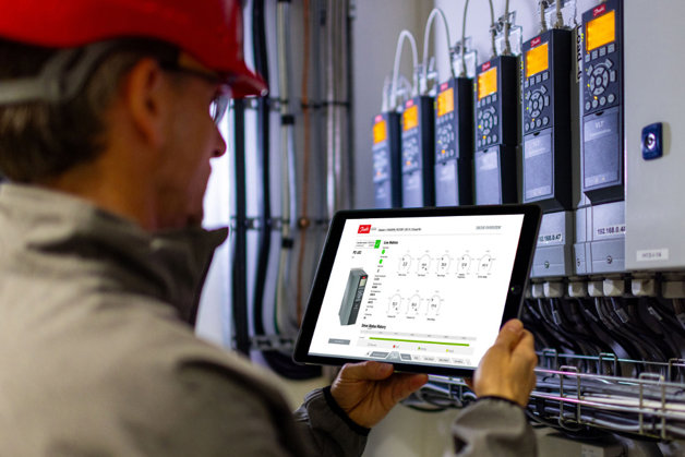 DrivePro® Partner technician checks data from a product line with tablet