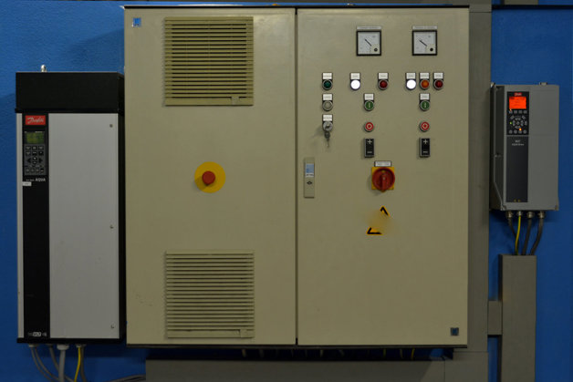 Deux générations de variateurs de fréquence Danfoss VLT® sont maintenant en service dans les systèmes de traitement et de puits.