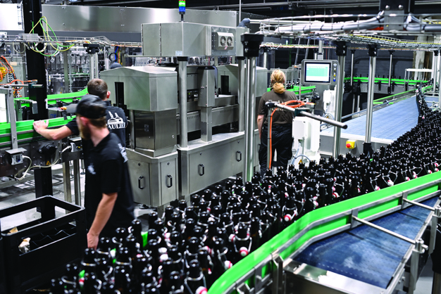 Línea de embotellado en Legendre Conveyors con variadores iC7-Automation de Danfoss