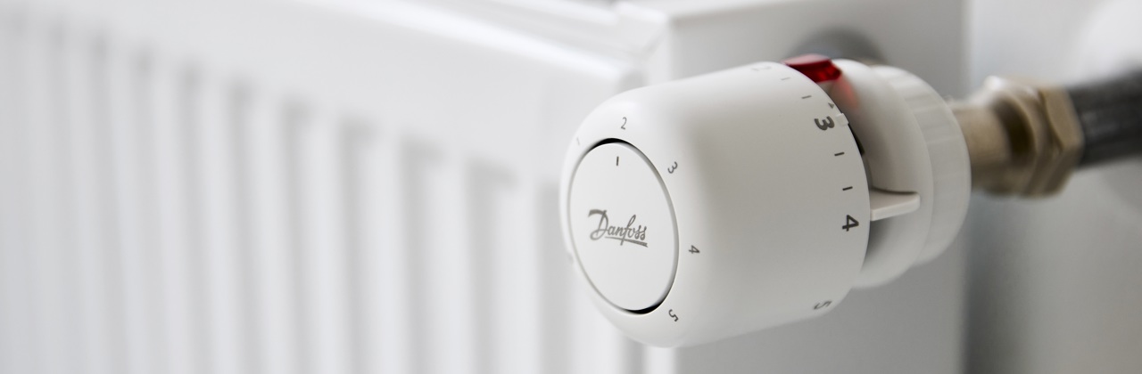 głowica termostatyczna Danfoss Aero™ przybliżenie na grzejniku