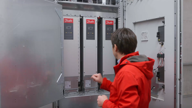 Frederic Müller, Responsable commercial chez Danfoss Drives en Suisse, discute des avantages des variateurs iC7