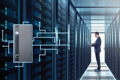 Een man aan het werk in de serverruimte van een datacenter