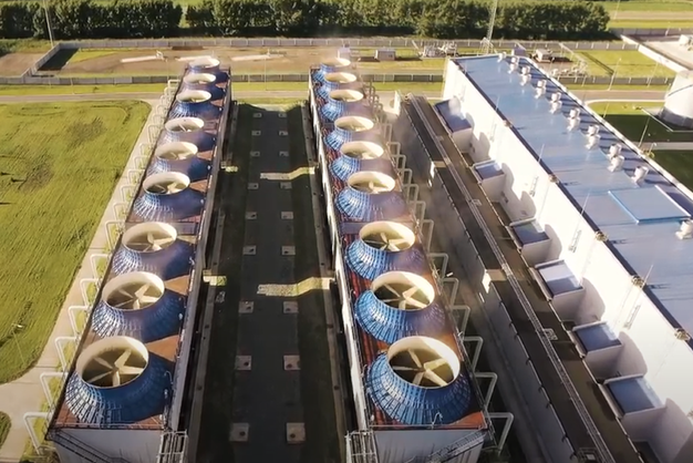 Ventiladores industriais em um telhado