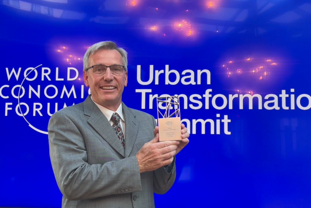 Rick Sporrer, President, North America Region, Danfoss, accepts the Award of Distinction for Public-Private Collaboration in Cities on behalf of ProjectZero.