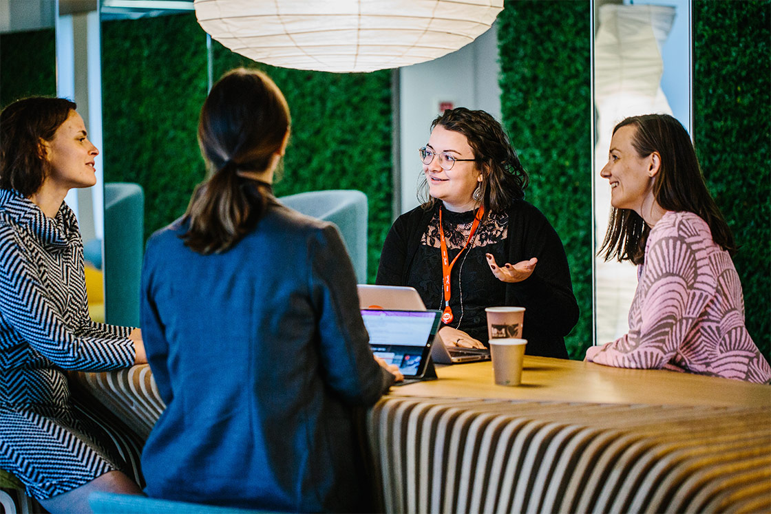Collègues à la cafétéria du bureau