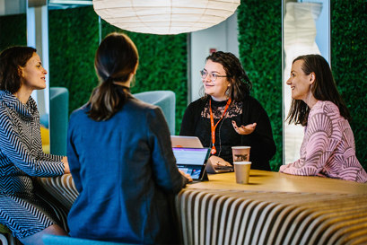 Compañeros en la cafetería de la oficina
