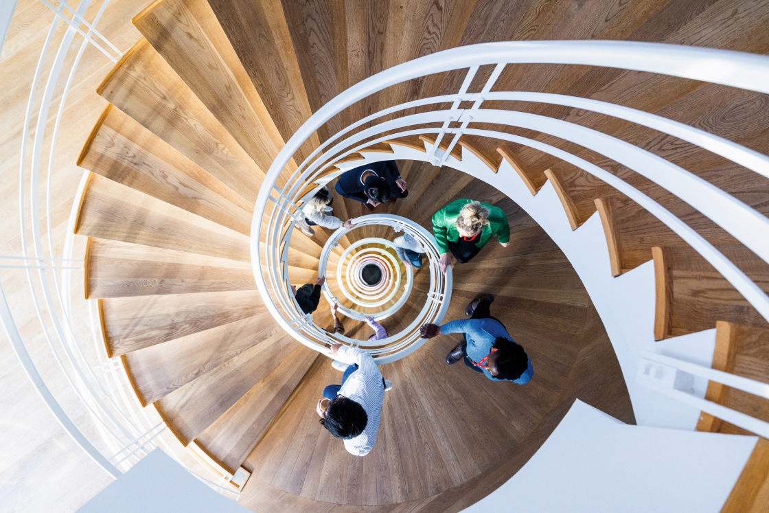 Arbeitende Personen, die hinter Schildern sprechen