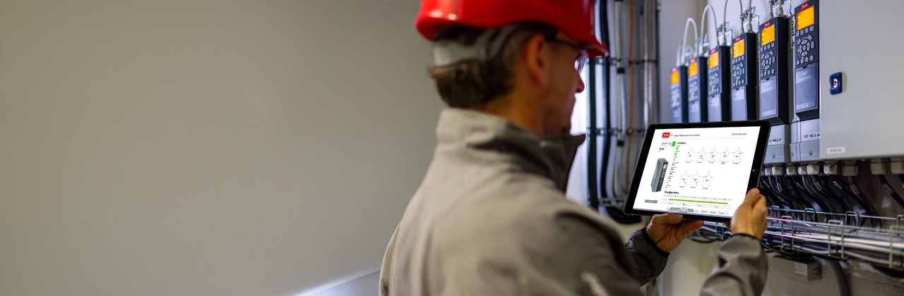 Person som samler sammen reservedeler på en Danfoss fabrikk