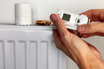 Danfoss Ally™ Radiator Thermostat: How to insert batteries
