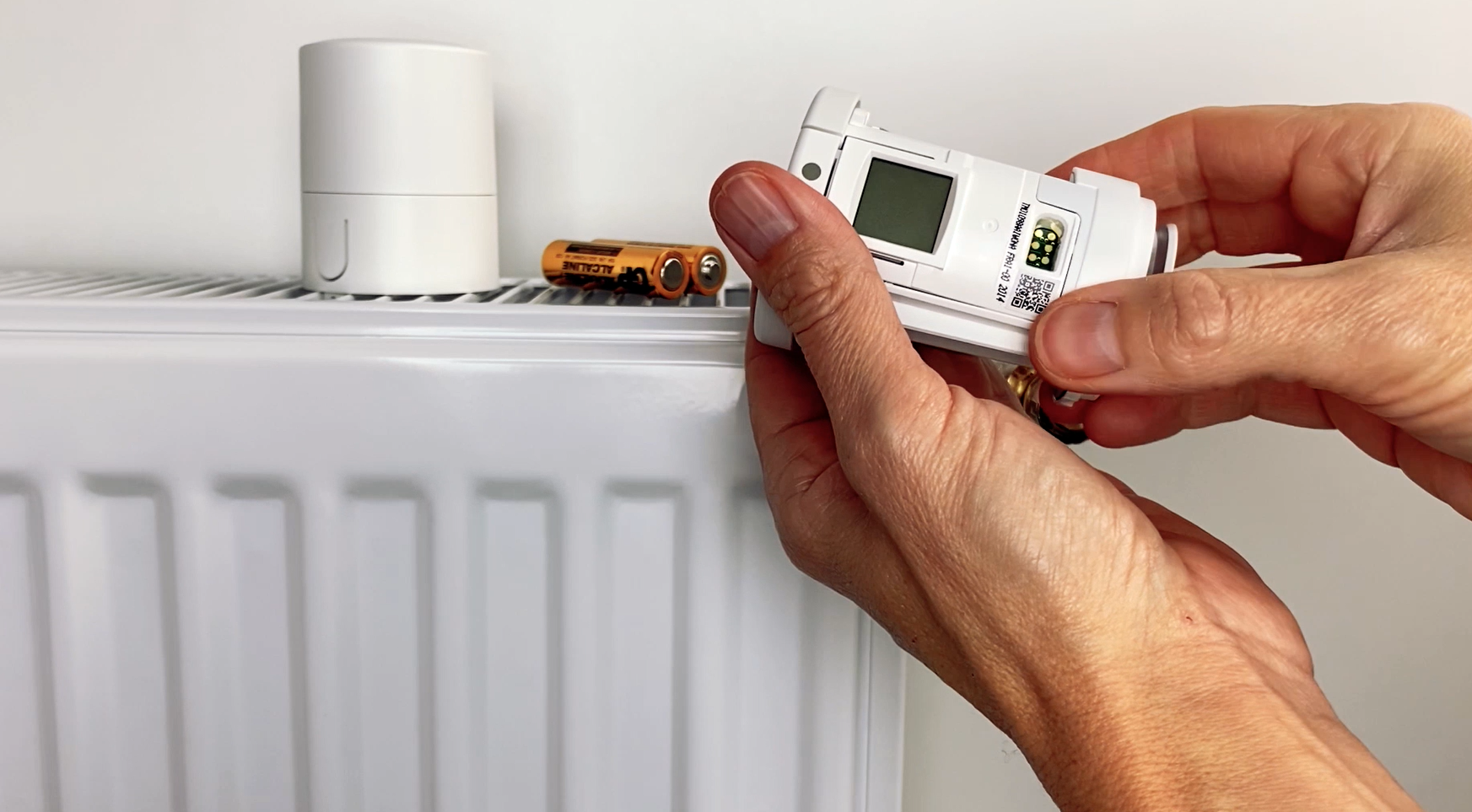 Danfoss Ally™ Radiator Thermostat: How to insert batteries