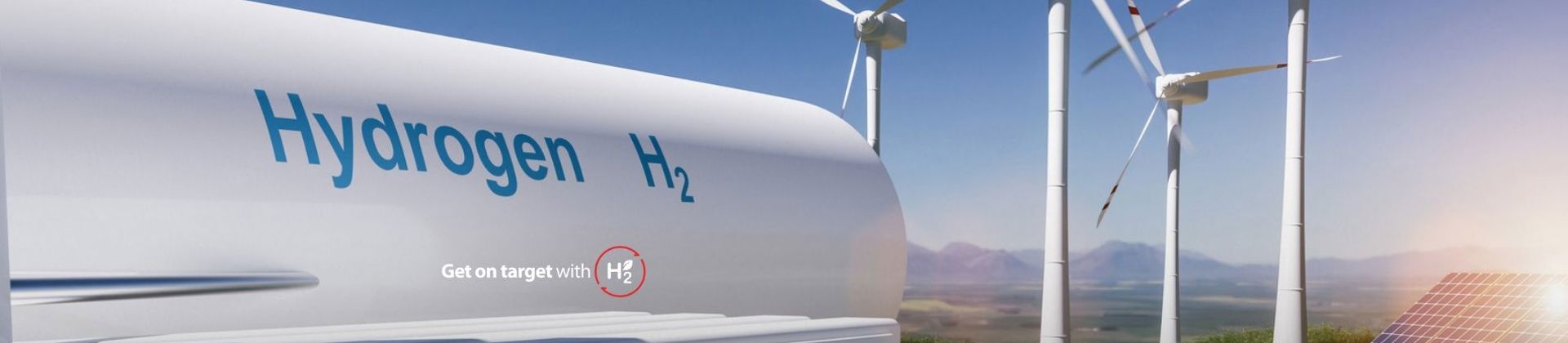 Wasserstofftank mit Windmühlen und Solarmodulen im Hintergrund